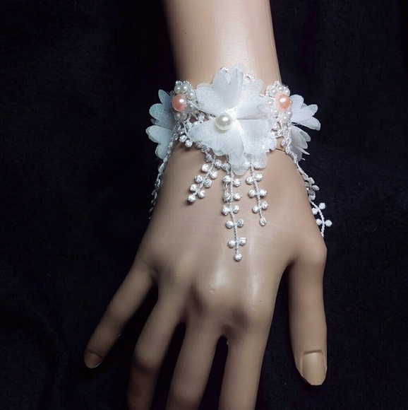 Lace chiffon flower and pearl bracelet - Picture 4 of 4