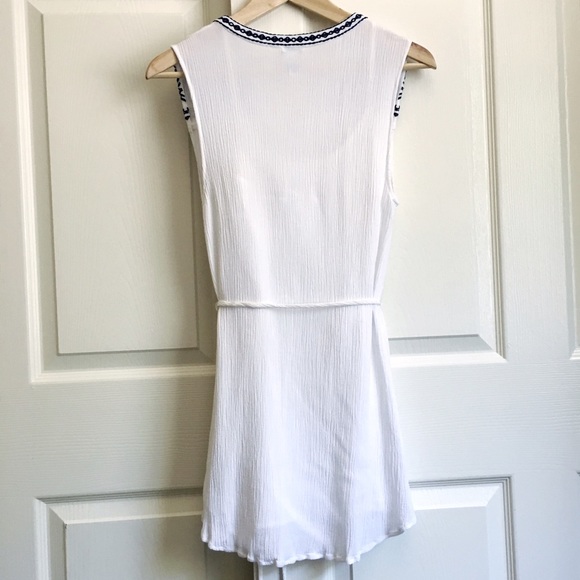 White sleeveless with navy Crochet tank - Picture 3 of 4