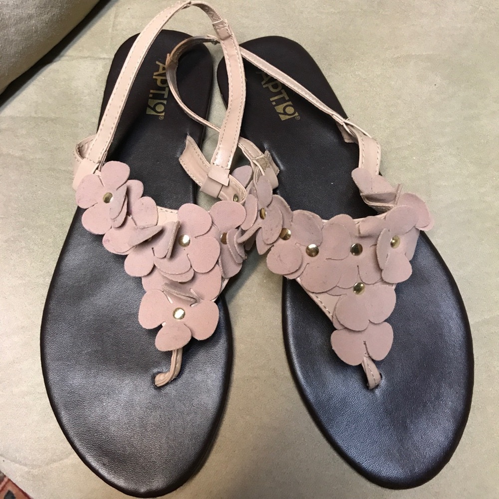APT 9 sandals size 7 with flower embroidery
