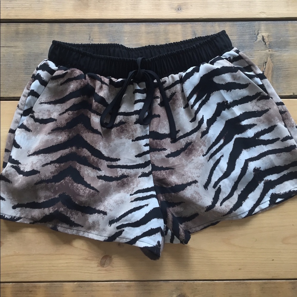 Zebra chiffon shorts w/ pockets, elastic waistband