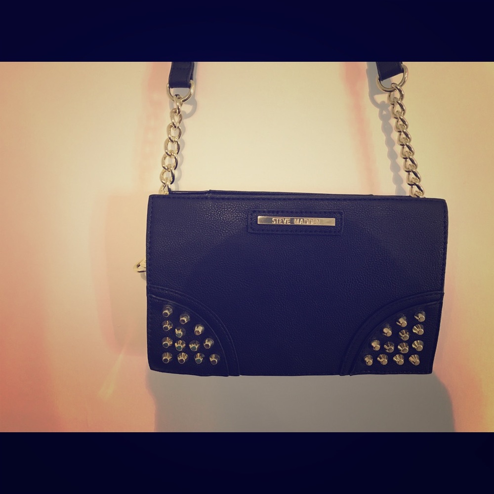 Black shoulder bag with chains