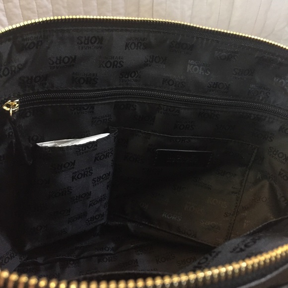 Authentic Michael Kors Hudson Large Satchel - Picture 4 of 8