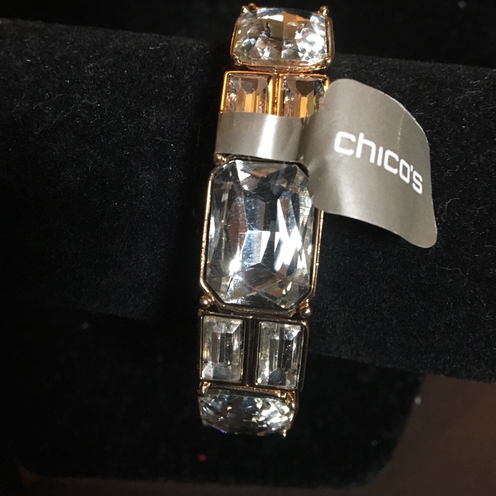 Opens with magnet NEW beautiful Bracelet