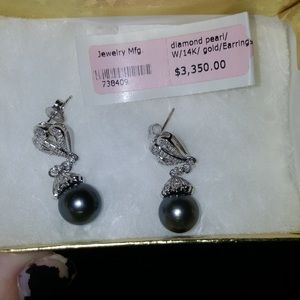 Genuine black Tahitian pearl n diamond earrings