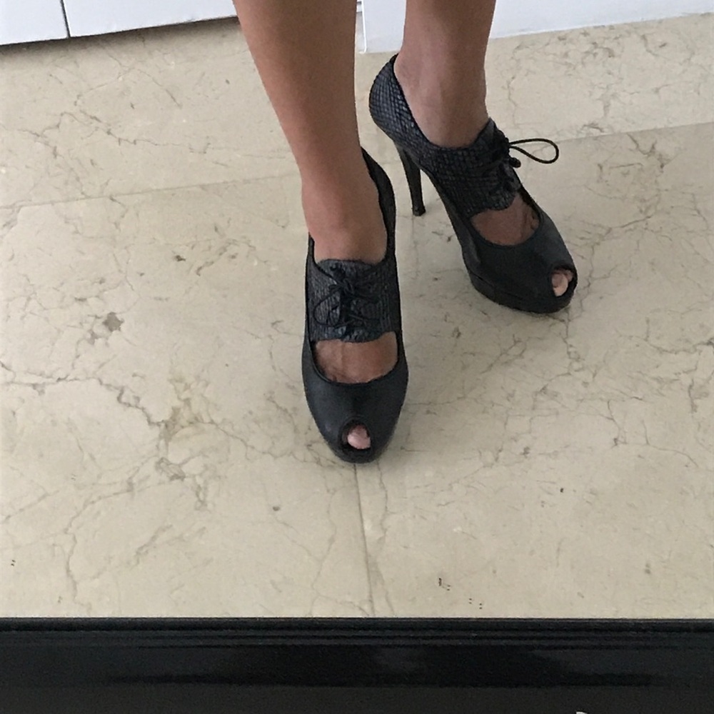 Stuart Weitzman Fausto shoes