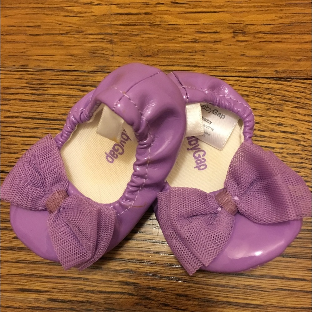 Patent with tulle bow baby shoes. Baby Gap 0-3 mth