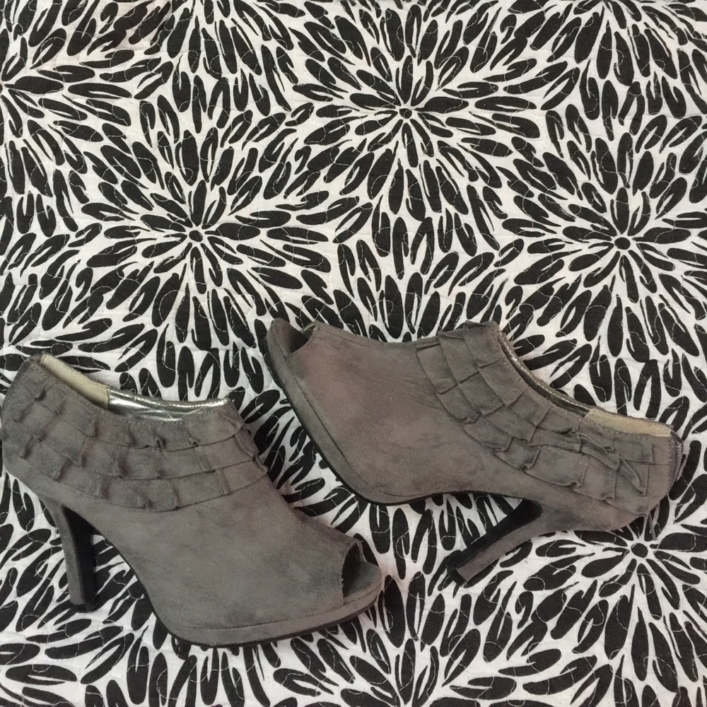 Grey ruffle heels
