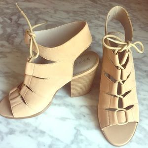 Never worn Hinge Drea peep toe leather sandal