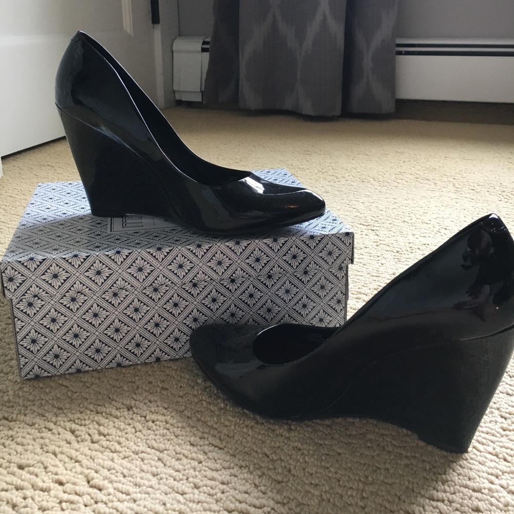 Shiny Black Jessica Simpson Wedges