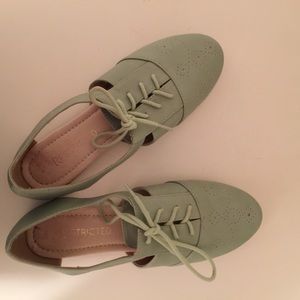 Oxford Flats w/ Cutout Detail