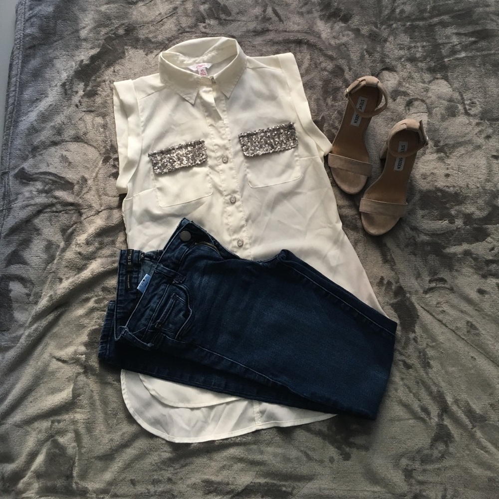 Sleeveless buttoned down shirt