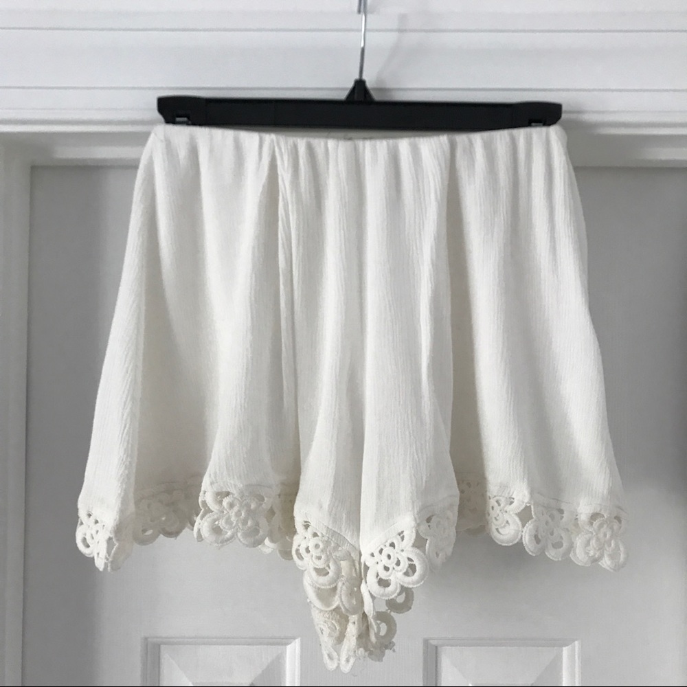 WHITE CROCHET DETAIL FLOWY SHORTS sw. SM