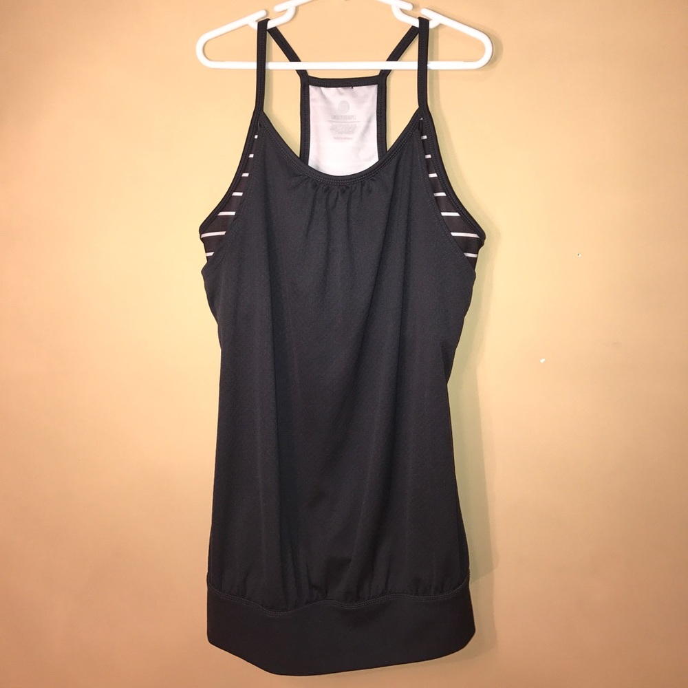 Old Navy XS loses fit active tank w/ built in bra