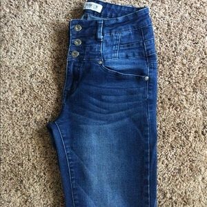 HIGH-WAISTED JEANS 👖