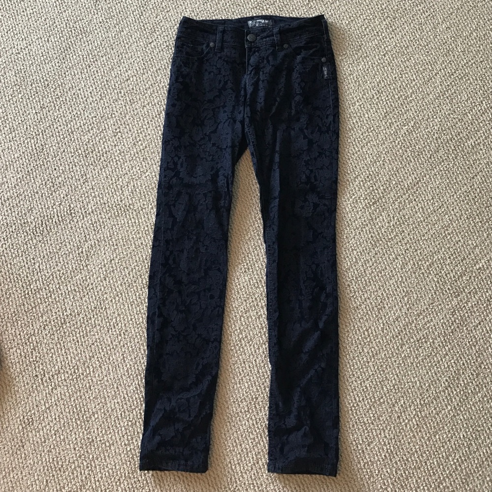Velvet skinny jeans with brocade pattern.