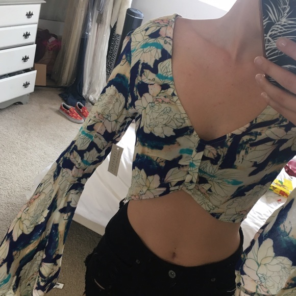Flynn Skye Floral Printed Crop Top - Picture 6 of 6