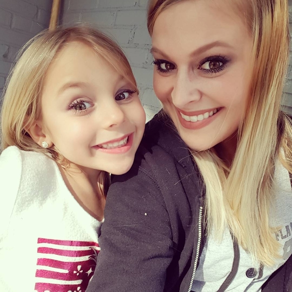 Meet your Posher, Nicole - Picture 1 of 1