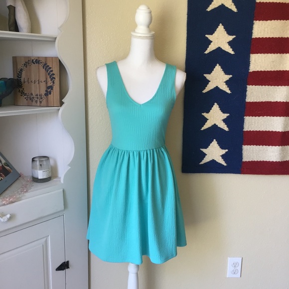 UO Everly Stretchy Bow Dress - Picture 2 of 5