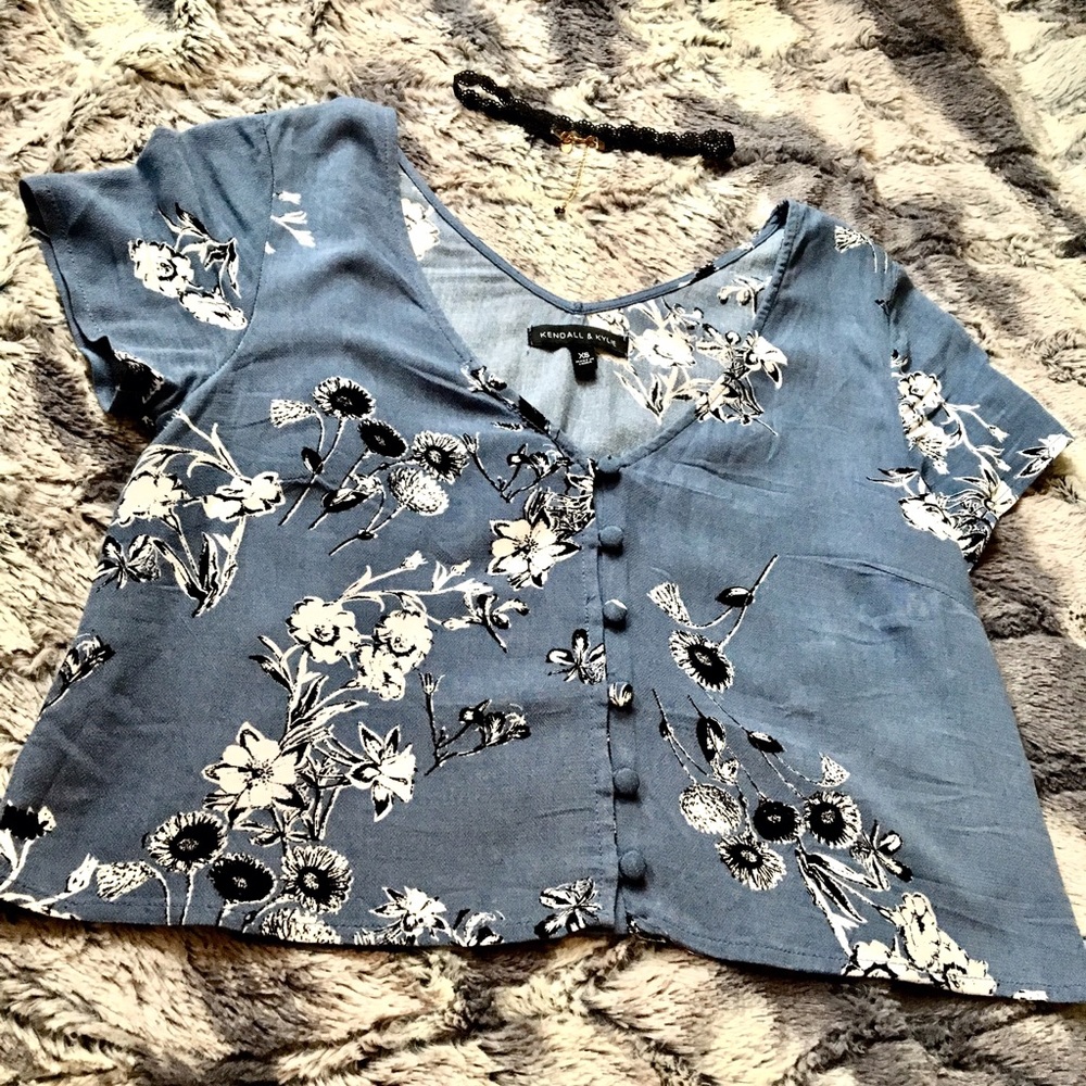 KENDALL & KYLIE • Floral Blue Crop Top - Picture 2 of 4