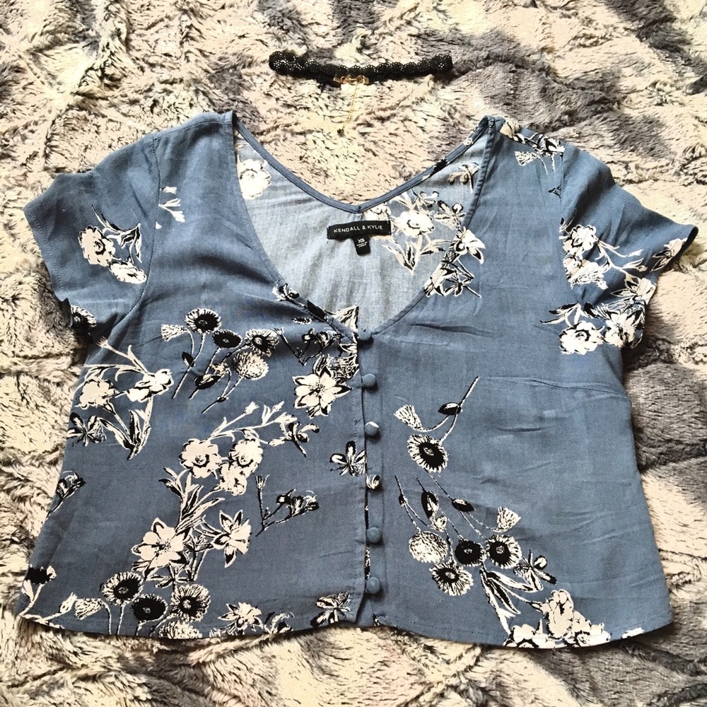 KENDALL & KYLIE • Floral Blue Crop Top - Picture 3 of 4