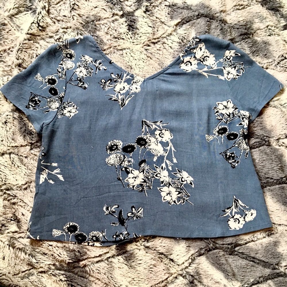 KENDALL & KYLIE • Floral Blue Crop Top - Picture 4 of 4