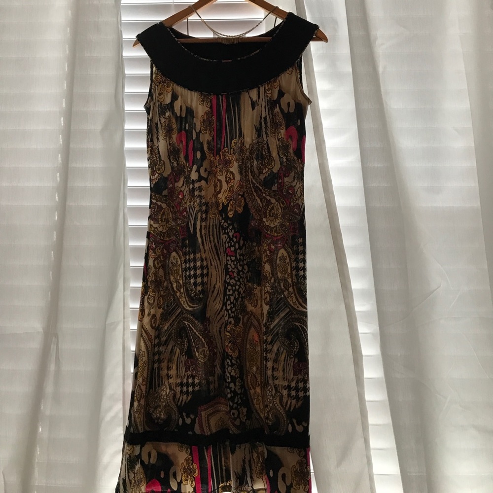 Sleeveless print dress.