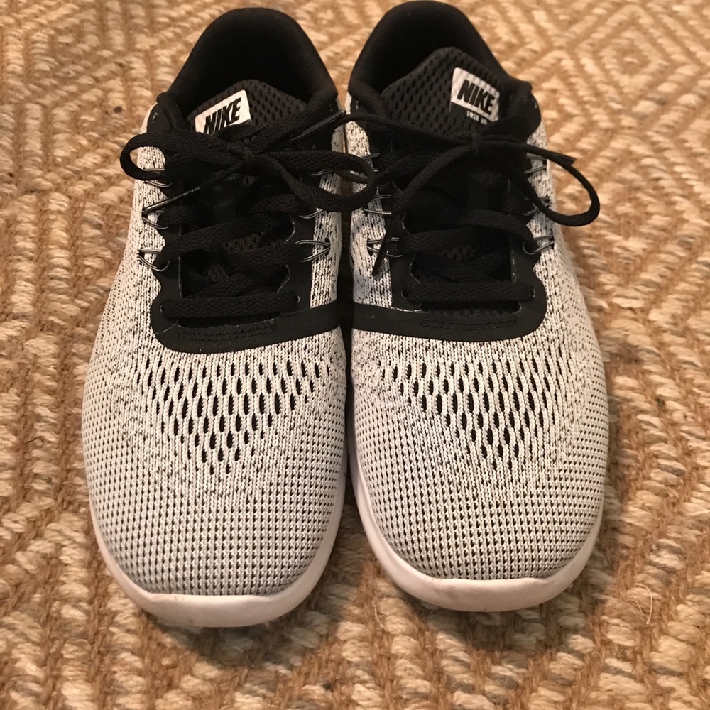 Gray Nike free run