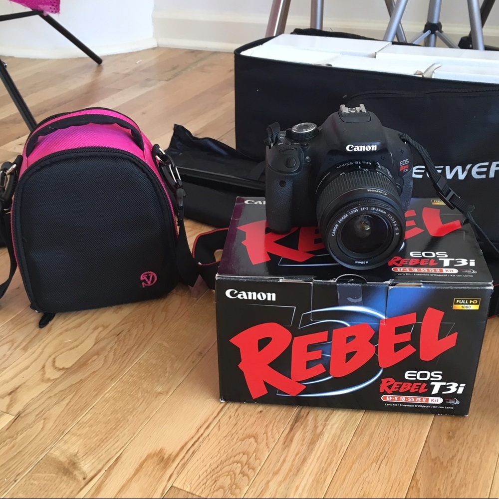 Canon eos rebel t3i with carrying case and tripod