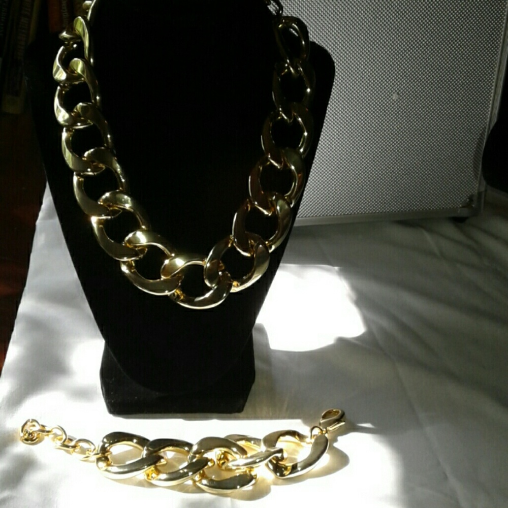 Gold tone jewelry set , Necklace  and bracelet .
