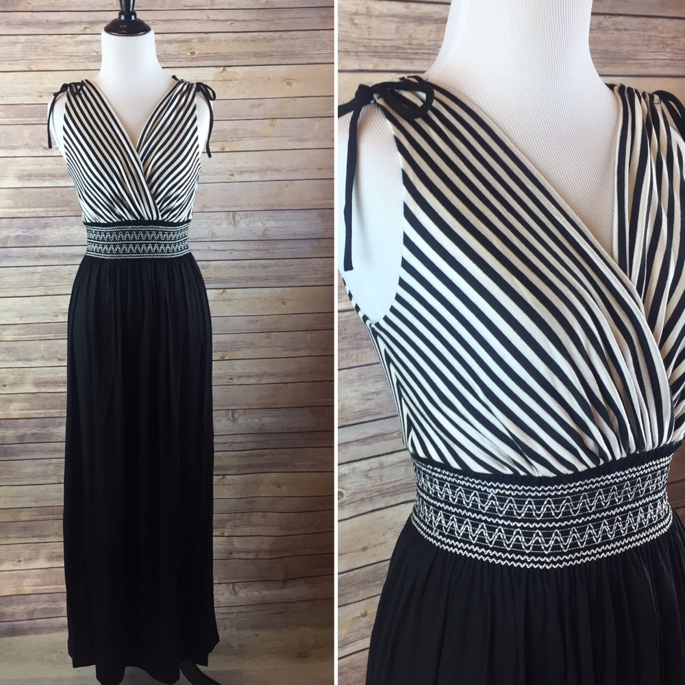 Last one! Size small Black & white gorgeous dress - Picture 2 of 3