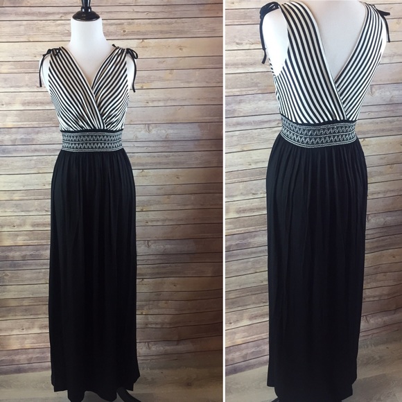 Last one! Size small Black & white gorgeous dress - Picture 3 of 3