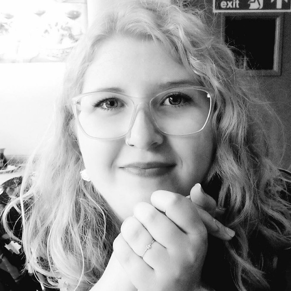 Meet your Posher, Cassandra - Picture 2 of 3