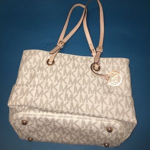 Micheal Kors jet set purse