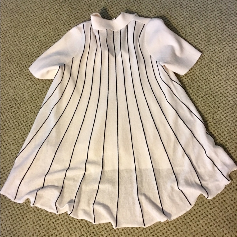 NWT ANTHROPOLOGIE TOP- flattering back flare