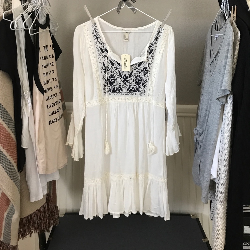 F21 Peasant Dress. Navy embroidery + lace detail