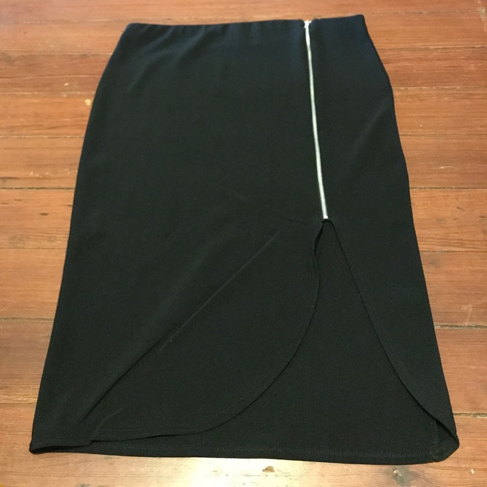 ✨Black zippered pencil skirt by Boohoo✨✨