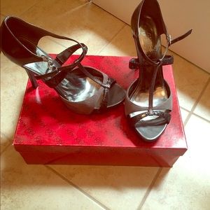 7.5 women's guess shoes. Like new.