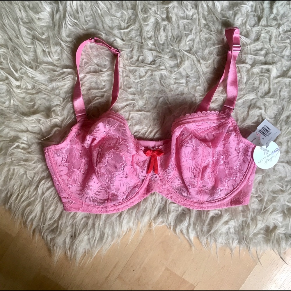 🌺 5 for $25, till 5/5 only! Pink bra