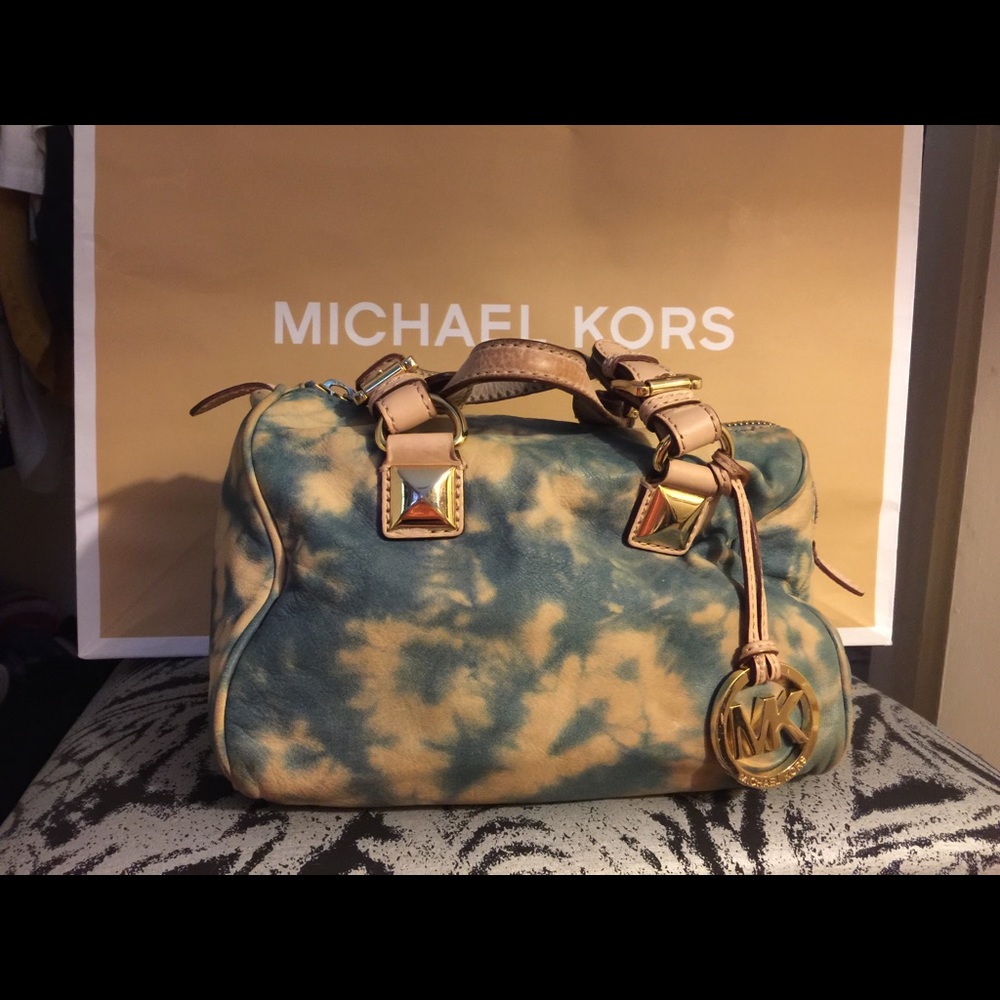 Adorable Michael kors bag.