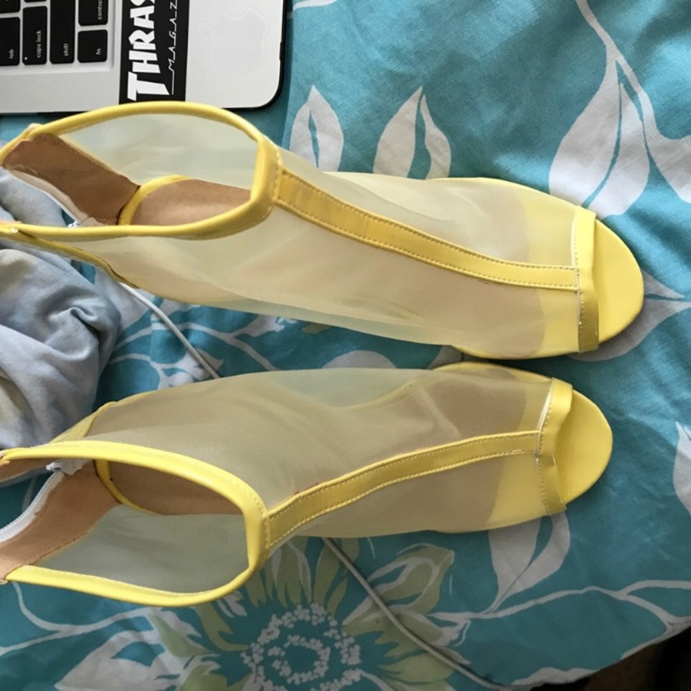 Yellow mesh heels