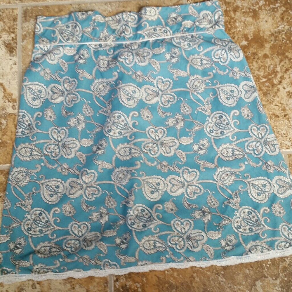 Really cute paisly skirt, lace trim, side zipper