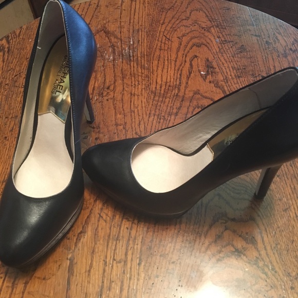 Size 7 1/2 Michael Kors Heels - Picture 4 of 5
