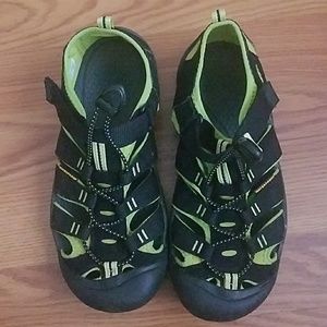 Keens waterproof shoe youth size 5 fits women 6.5