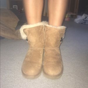 Short button tan uggs
