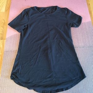 EUC lululemon T-shirt