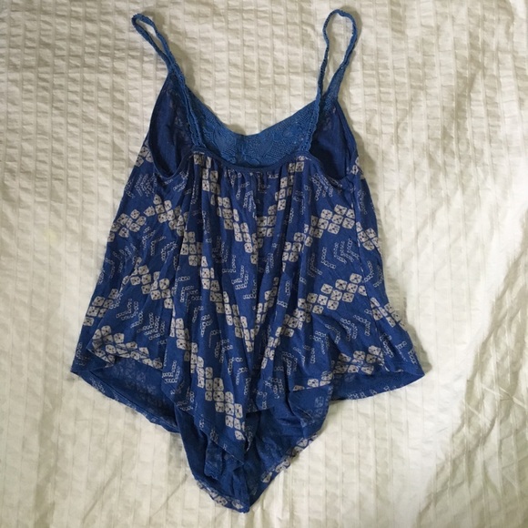 Blue bandana pattern tank top - Picture 2 of 4