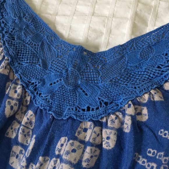 Blue bandana pattern tank top - Picture 3 of 4