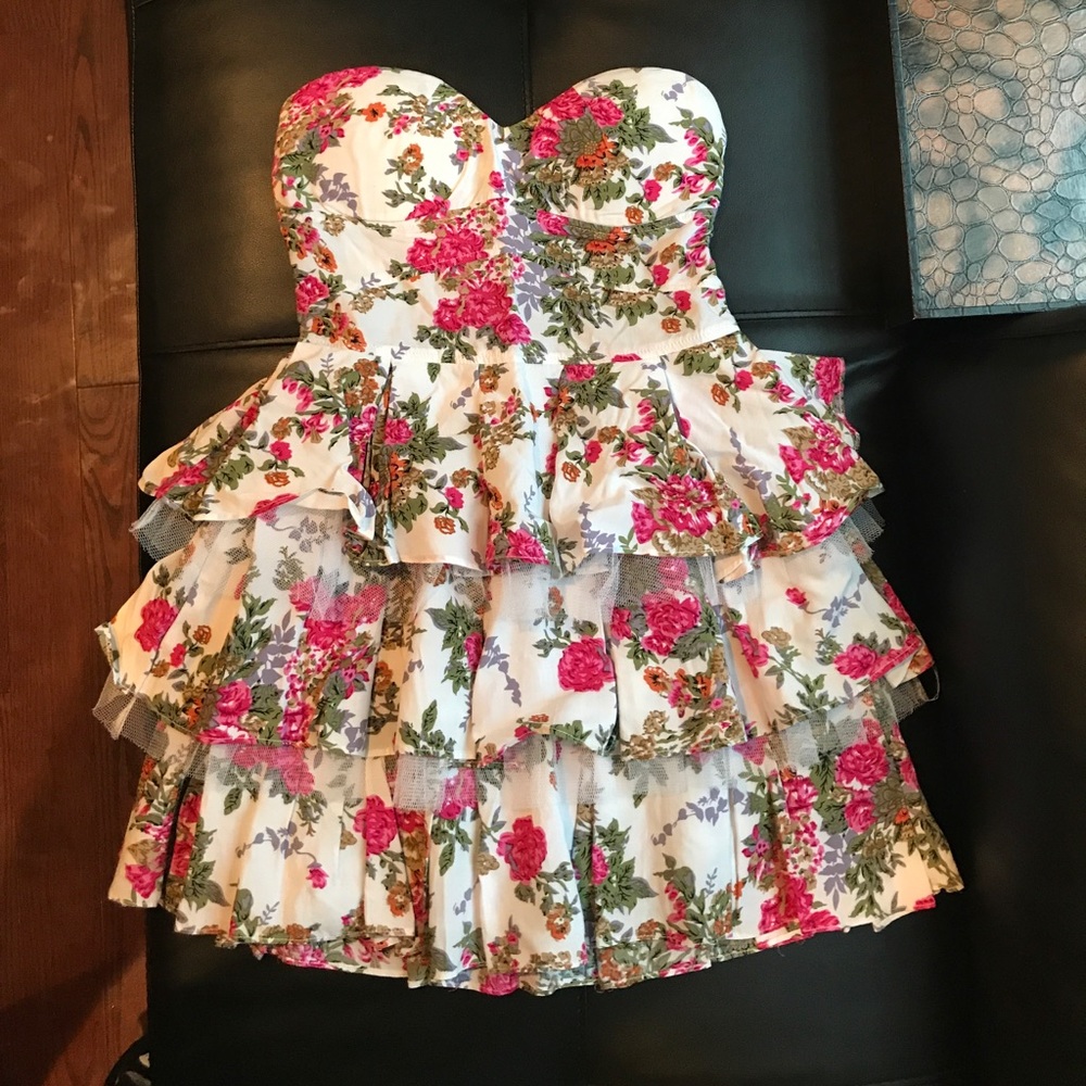 Floral ruffle strapless dress