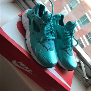 Women's size 7 Air Huarache Run Sneakers