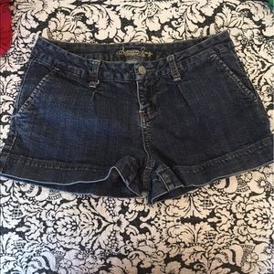 Cute denim shorts!